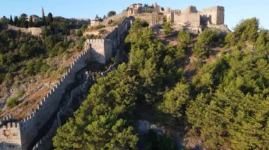 Alanya Kalesi 'nin havadan görünüşü - Alanya Kalesi. Hindi. Yavaş çekim