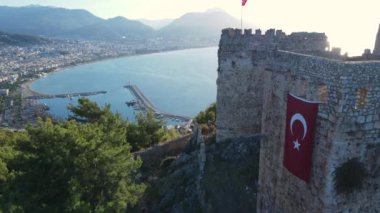 Alanya Kalesi 'nin havadan görünüşü - Alanya Kalesi. Hindi. Yavaş çekim