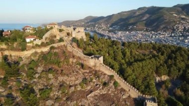 Alanya Kalesi 'nin havadan görünüşü - Alanya Kalesi. Hindi. Yavaş çekim