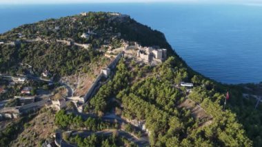 Alanya Kalesi 'nin havadan görünüşü - Alanya Kalesi. Hindi. Yavaş çekim