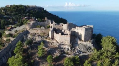 Alanya Kalesi 'nin havadan görünüşü - Alanya Kalesi. Hindi. Yavaş çekim