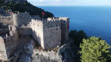 Alanya Kalesi 'nin havadan görünüşü - Alanya Kalesi. Hindi. Yavaş çekim