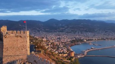 Alanya Kalesi 'nin havadan görünüşü - Alanya Kalesi. Hindi. Yavaş çekim