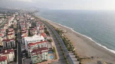 Türkiye 'nin Alanya kentinin havadan görünüşü - deniz kıyısında bir tatil köyü. Yavaş çekim