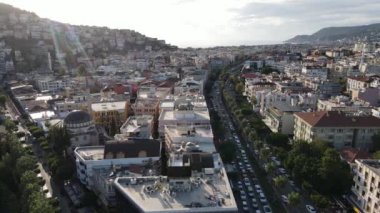 Türkiye 'nin Alanya kentinin havadan görünüşü - deniz kıyısında bir tatil köyü. Yavaş çekim