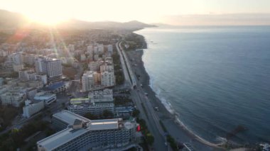 Türkiye 'nin Alanya kentinin havadan görünüşü - deniz kıyısında bir tatil köyü. Yavaş çekim