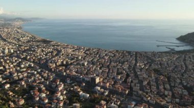Türkiye 'nin Alanya kentinin havadan görünüşü - deniz kıyısında bir tatil köyü. Yavaş çekim