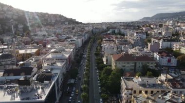 Türkiye 'nin Alanya kentinin havadan görünüşü - deniz kıyısında bir tatil köyü. Yavaş çekim