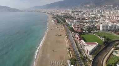 Türkiye 'nin Alanya kentinin havadan görünüşü - deniz kıyısında bir tatil köyü. Yavaş çekim