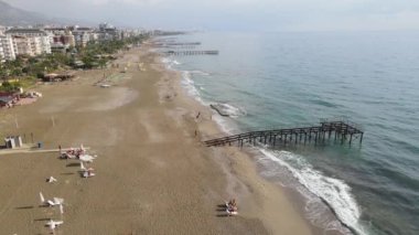 Türkiye 'nin Alanya kentinin havadan görünüşü - deniz kıyısında bir tatil köyü. Yavaş çekim