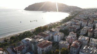 Türkiye 'nin Alanya kentinin havadan görünüşü - deniz kıyısında bir tatil köyü. Yavaş çekim