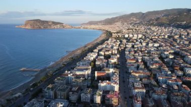 Türkiye 'nin Alanya kentinin havadan görünüşü - deniz kıyısında bir tatil köyü. Yavaş çekim