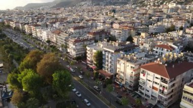 Türkiye 'nin Alanya kentinin havadan görünüşü - deniz kıyısında bir tatil köyü. Yavaş çekim