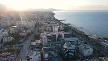 Türkiye 'nin Alanya kentinin havadan görünüşü - deniz kıyısında bir tatil köyü. Yavaş çekim