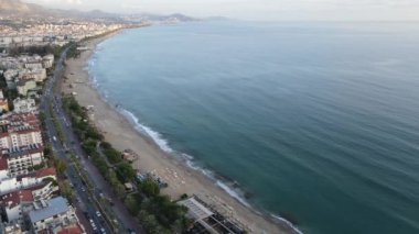 Türkiye 'nin Alanya kentinin havadan görünüşü - deniz kıyısında bir tatil köyü. Yavaş çekim