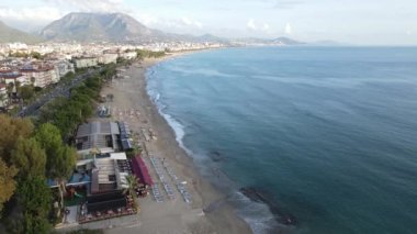 Türkiye 'nin Alanya kentinin havadan görünüşü - deniz kıyısında bir tatil köyü. Yavaş çekim