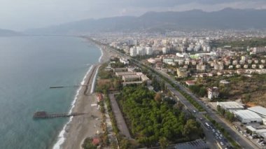 Türkiye 'nin Alanya kentinin havadan görünüşü - deniz kıyısında bir tatil köyü. Yavaş çekim