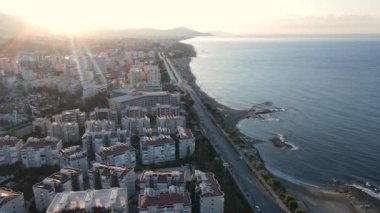 Türkiye 'nin Alanya kentinin havadan görünüşü - deniz kıyısında bir tatil köyü. Yavaş çekim
