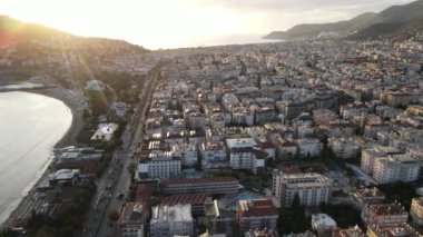 Türkiye 'nin Alanya kentinin havadan görünüşü - deniz kıyısında bir tatil köyü. Yavaş çekim