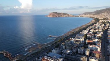 Türkiye 'nin Alanya kentinin havadan görünüşü - deniz kıyısında bir tatil köyü. Yavaş çekim