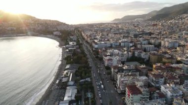 Türkiye 'nin Alanya kentinin havadan görünüşü - deniz kıyısında bir tatil köyü. Yavaş çekim