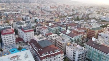 Türkiye 'nin Alanya kentinin havadan görünüşü - deniz kıyısında bir tatil köyü. Yavaş çekim