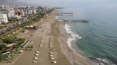 Türkiye 'nin Alanya kentinin havadan görünüşü - deniz kıyısında bir tatil köyü. Yavaş çekim