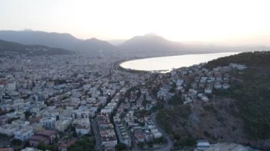 Türkiye 'nin Alanya kentinin havadan görünüşü - deniz kıyısında bir tatil köyü. Yavaş çekim