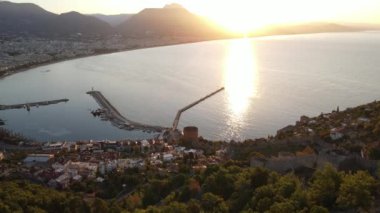Türkiye 'nin Alanya kentinin havadan görünüşü - deniz kıyısında bir tatil köyü. Yavaş çekim