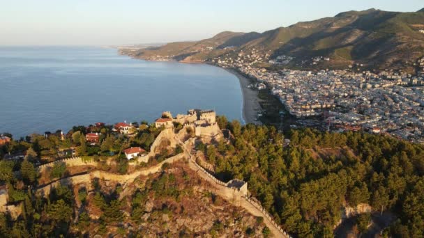 Luchtfoto van Alanya Kasteel - Alanya Kalesi. Turkije. Langzame beweging — Stockvideo