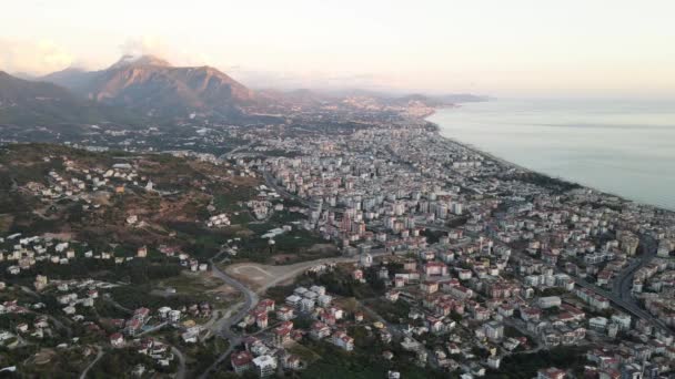 Vista aérea de Alanya, Turquía - una ciudad turística en la orilla del mar. Movimiento lento — Vídeo de stock