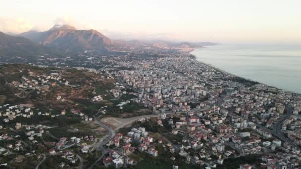 Uitzicht vanuit de lucht op Alanya, Turkije - een badplaats aan de kust. Langzame beweging — Stockvideo