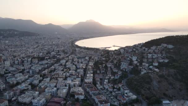 Vista aérea de Alanya, Turquía - una ciudad turística en la orilla del mar. Movimiento lento — Vídeos de Stock