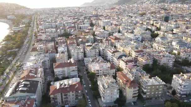 トルコのアランヤの空中ビュー-海岸沿いのリゾートタウン。スローモーション — ストック動画