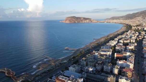 Türkiye 'nin Alanya kentinin havadan görünüşü - deniz kıyısında bir tatil köyü. Yavaş çekim — Stok video