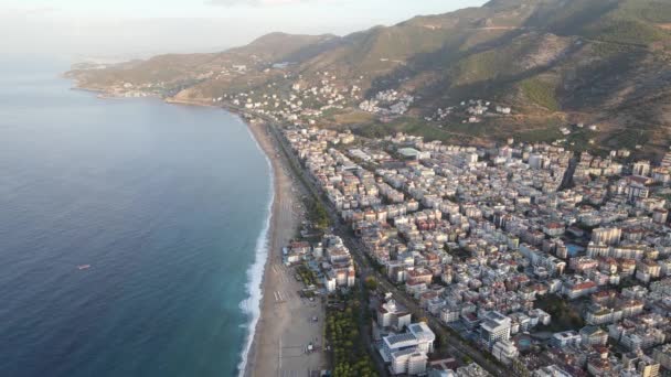 Vedere aeriană spre Alanya, Turcia - un oraș stațiune pe malul mării. Slow motion — Videoclip de stoc