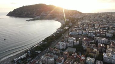 Türkiye 'nin Alanya kentinin havadan görünüşü - deniz kıyısında bir tatil köyü. Yavaş çekim