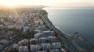 Türkiye 'nin Alanya kentinin havadan görünüşü - deniz kıyısında bir tatil köyü. Yavaş çekim