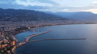 Türkiye 'nin Alanya kentinin havadan görünüşü - deniz kıyısında bir tatil köyü. Yavaş çekim