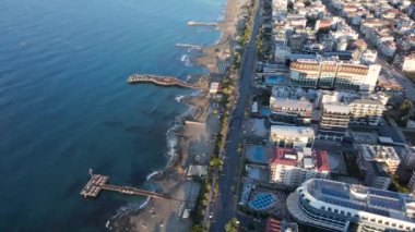 Türkiye 'nin Alanya kentinin havadan görünüşü - deniz kıyısında bir tatil köyü. Yavaş çekim