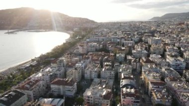 Türkiye 'nin Alanya kentinin havadan görünüşü - deniz kıyısında bir tatil köyü. Yavaş çekim