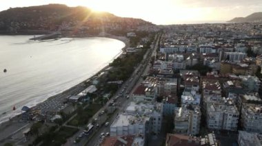 Türkiye 'nin Alanya kentinin havadan görünüşü - deniz kıyısında bir tatil köyü. Yavaş çekim
