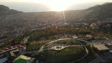Türkiye 'nin Alanya kentinin havadan görünüşü - deniz kıyısında bir tatil köyü. Yavaş çekim