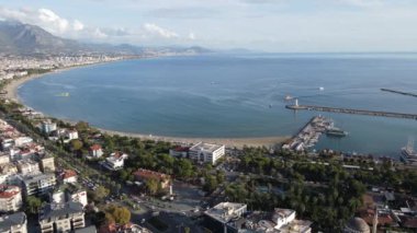 Türkiye 'nin Alanya kentinin havadan görünüşü - deniz kıyısında bir tatil köyü. Yavaş çekim