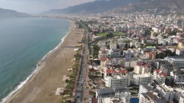 Türkiye 'nin Alanya kentinin havadan görünüşü - deniz kıyısında bir tatil köyü. Yavaş çekim