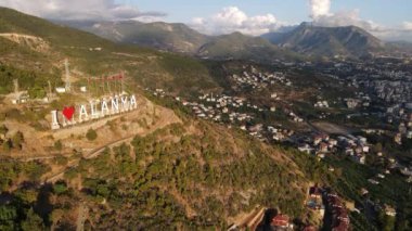 Türkiye 'nin Alanya kentinin havadan görünüşü - deniz kıyısında bir tatil köyü. Yavaş çekim