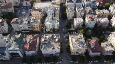 Türkiye 'nin Alanya kentinin havadan görünüşü - deniz kıyısında bir tatil köyü. Yavaş çekim