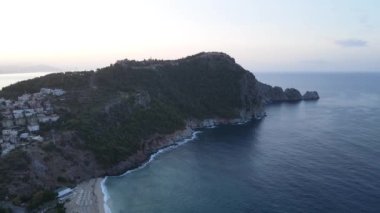Türkiye 'nin Alanya kentinin havadan görünüşü - deniz kıyısında bir tatil köyü. Yavaş çekim