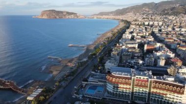 Türkiye 'nin Alanya kentinin havadan görünüşü - deniz kıyısında bir tatil köyü. Yavaş çekim