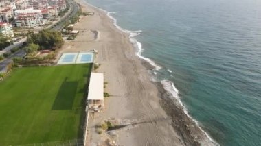 Türkiye 'nin Alanya kentinin havadan görünüşü - deniz kıyısında bir tatil köyü. Yavaş çekim